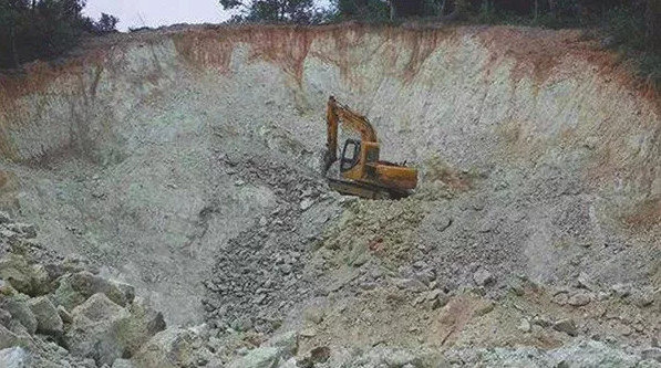 20萬噸高嶺土遭瘋狂盜采，涉案上千萬10人被抓！