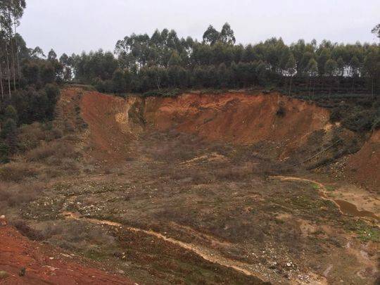 20萬噸高嶺土遭瘋狂盜采，涉案上千萬10人被抓！